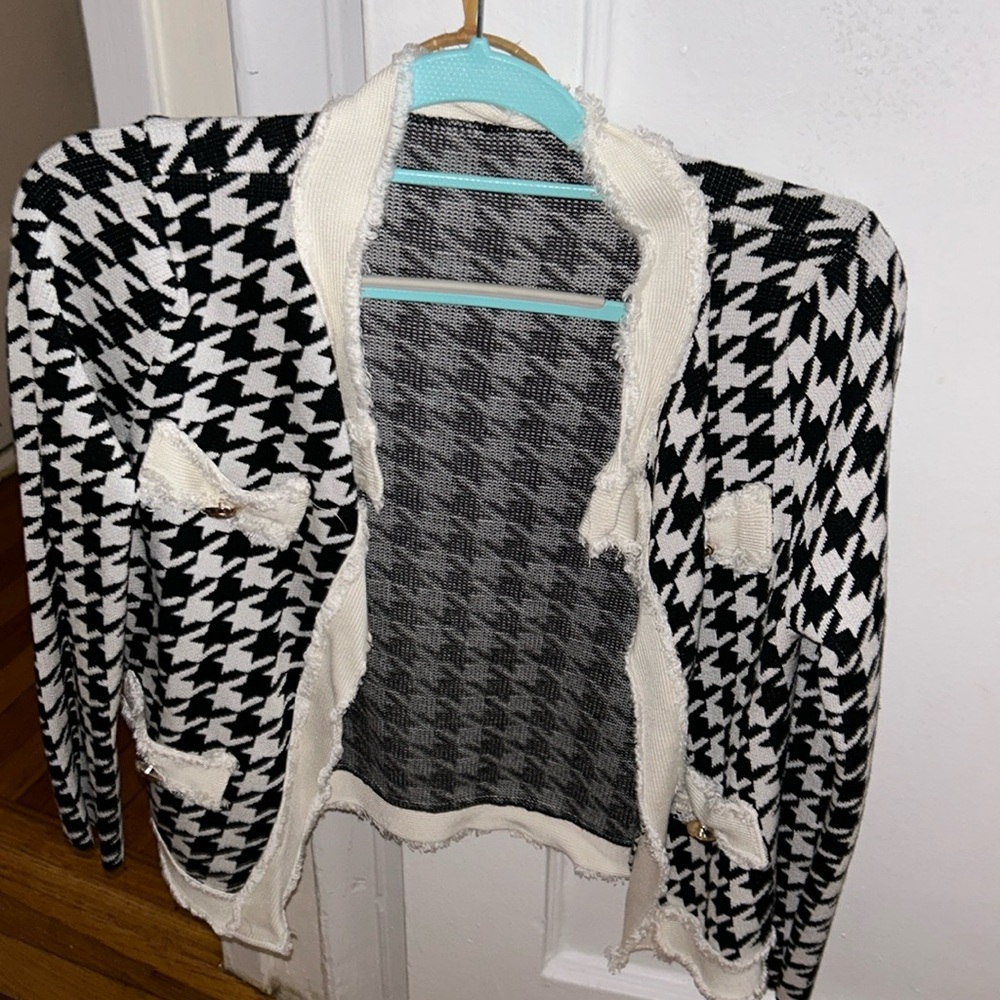 Patterned flayed Cardigan with two gold buttons
